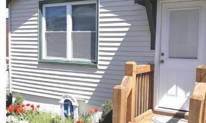 The Hill House | Cozy Studio Cottage on "The Hill," walkably close to everything! The Zoo, Park!