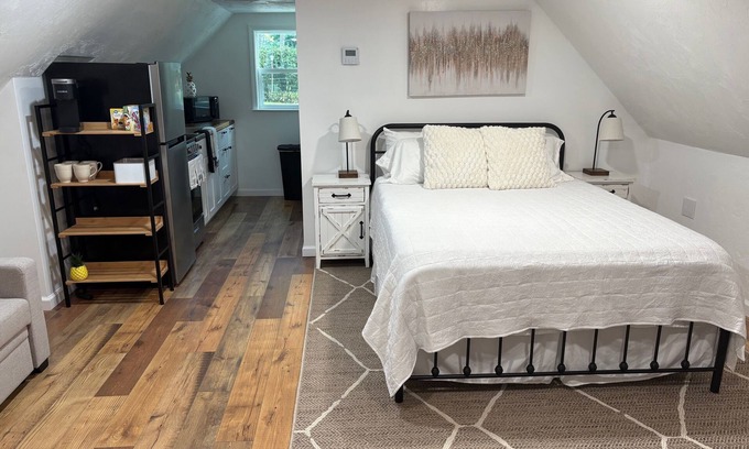 Tallahassee Apartment | Cozy studio in charming NE Tallahassee. 10 miles to the Capital and FSU stadium.