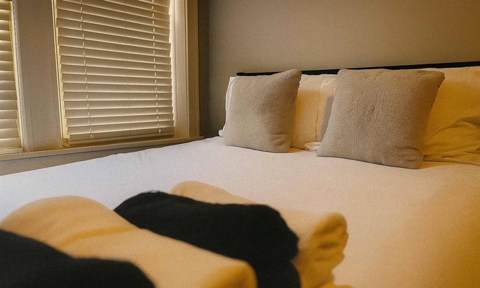 Chicago Apartment | Cozy Studio in Portage Park