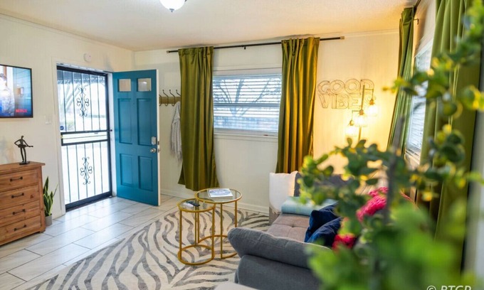 Whitehaven House | Cozy Studio near Graceland*Kitchenette*Freeparking