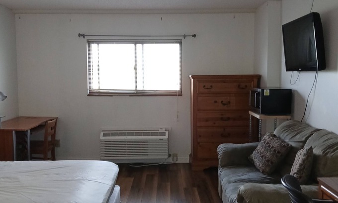 Old North Columbus Apartment | Cozy studio right next to your football game!