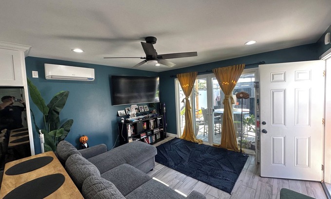 Bellflower Apartment | Cozy studio with WiFi and AC in nice Bellflower