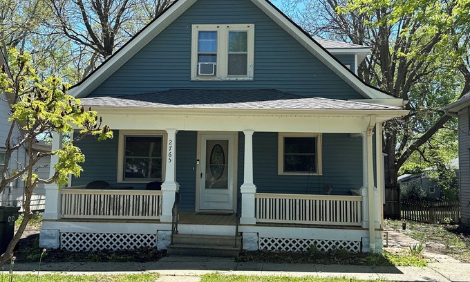 Lincoln House | Cozy Sumner St. Suite 3 Bd 2 Ba