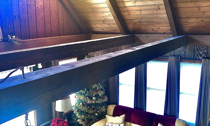 Hingham Cottage | Cozy Sunset Loft by the Lake