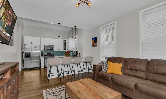 North Center Apartment | Cozy Train Vibes + Rare Parking x3