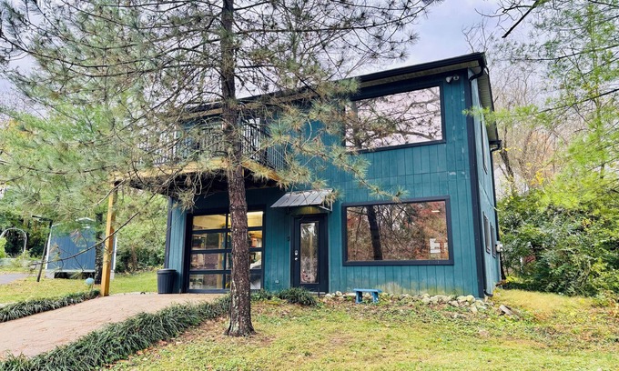 Druid Hills Apartment | Cozy Tree-Lined Carriage Home - Stay in Serenity!