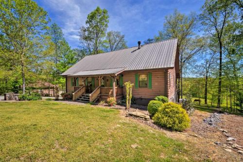Trenton House | Cozy Trenton Cabin with Spa about 15 Mi to Lookout Mtn!