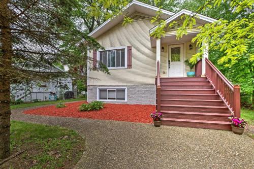 Union Pier House | Cozy Union Pier House with Hot Tub, Deck and Backyard!