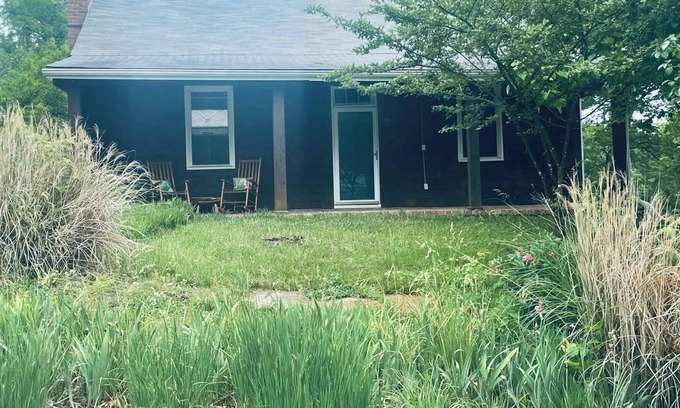 Boonesboro Cabin | Cozy Unique Cabin in the Heart of Arrow Rock, One block from Downtown & Lyceum