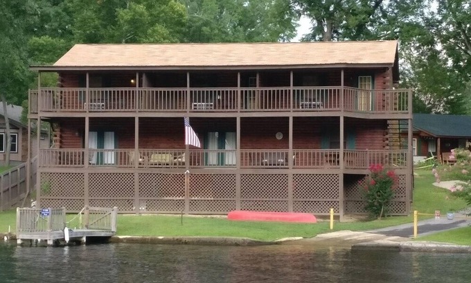 Mountain Pine House | COZY UNIT #2 WATERFRONT LOG CABIN