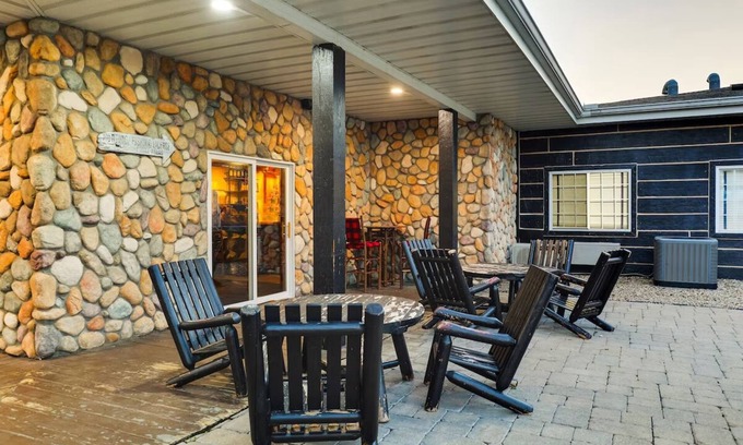 Peoria Hotel | Cozy Up with Riverside Sunsets & Award-Winning Service | 3 Units