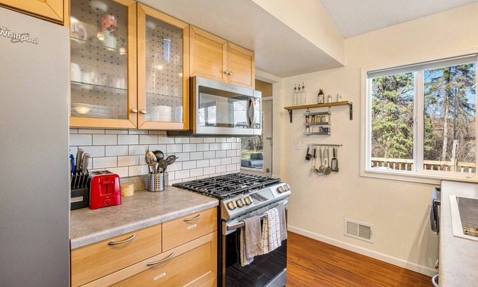 Ann Arbor House | Cozy & Vibrant 3BR/2.5BA Home in Ann Arbor