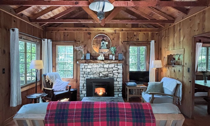 Middletown Cabin | Cozy vintage cabin with fireplace near hot spring
