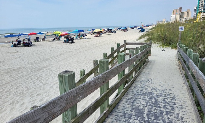 Crescent Beach House | Cozy Vintage Artist Cottage. 5-minute walk to the beach, n2BR/1 BA. Pets OK,