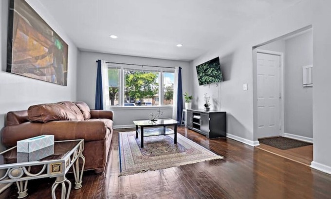 Waukegan House | Cozy Wauk-Townhse near navy basenn