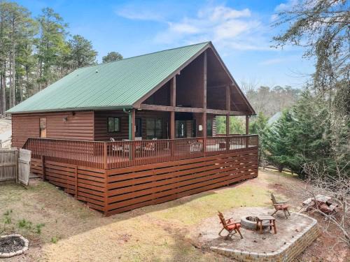 Flowery Branch House | Cozy Wood Cabin Retreat w Dock Deck & Views