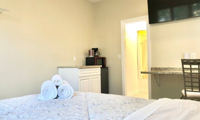 Eastvale Apartment | Cozy Workstay ♡ Steps away from park