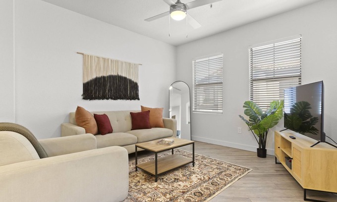 Glendale Sports and Entertainment District Apartment | CozySuites Glendale by the stadium with pool! 16