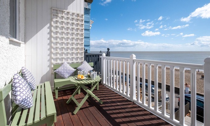 Aldeburgh Cottage | Crag’s Nest - Seafront/Sea View Apartement - sleeps 4 guests in 2 bedrooms