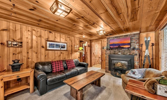 Bijou Pines Cabin | Craig's Cozy Cabin - Ski Lease, Hot Tub, Walk to Lake, Dining, 30-90 days