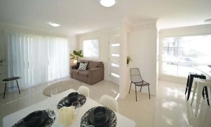 Oxley Park House | Craig's Place - 2br, 1bth house 10 mins to Eastern Creek, 10m to Eastern Creek