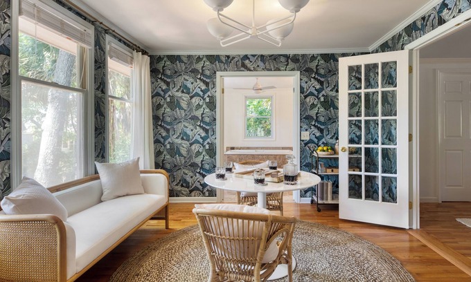 Twin Oaks House | Crawdad by AvantStay | Isle of Palms Home w/ BBQ