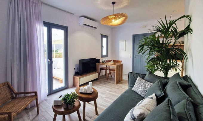 Kastraki Apartment | Crea, Bright Beach Apartment