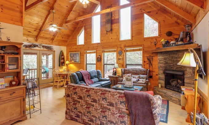 McCaysville Cabin | 'Creek Bend Escape' w/Hot Tub + River Views!