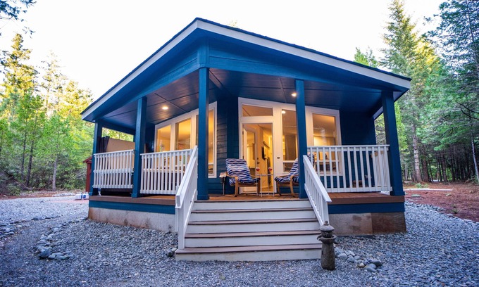 Gasquet House | Creek is running, hot tub ready on private porch, prices down!