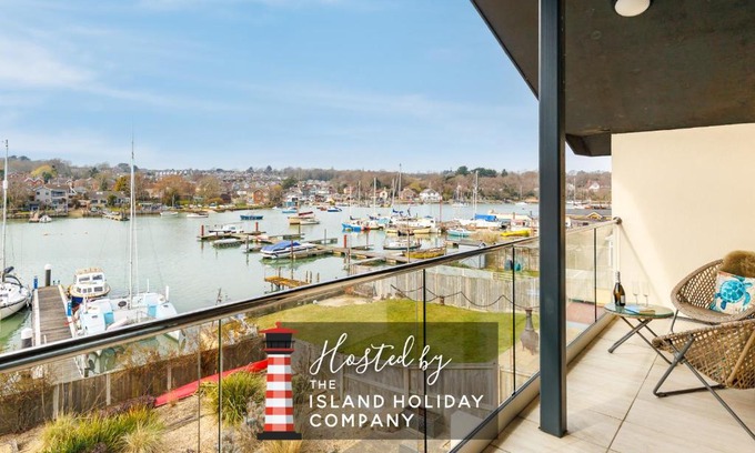 Ryde House | Creek View - A Tranquil Waterside Retreat with a Touch of Luxury and Pontoon