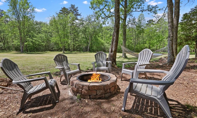 Mineral Bluff Cabin | CreekFront Cabin- 4 Acres- FirePit & Place- Game Tables- Private Yet Close to BR