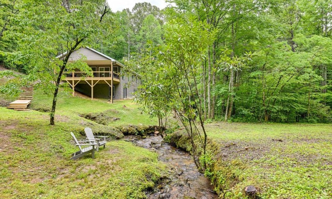 Franklin House | Creekside Cabin in Franklin about 8 Mi to Downtown!