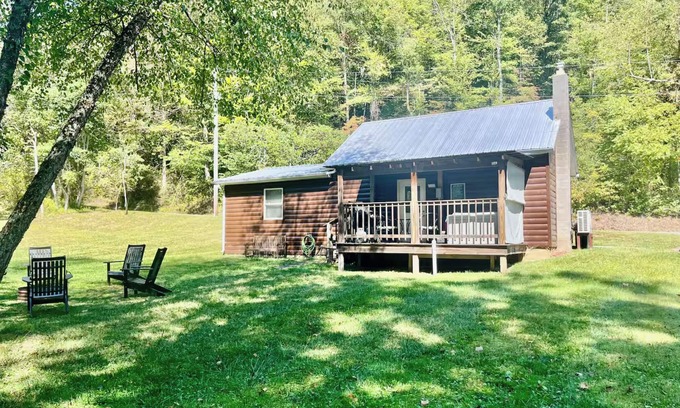 Rockbridge Cabin | Creekside Cabin in Hocking Hills. Hot Tub + Large Private Yard. Dog-friendly!