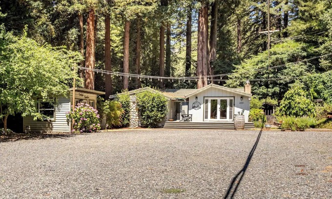 Healdsburg Cottage | Creekside Cottage and Bungalow. Cozy, pet friendly, close to town. Sleeps 6