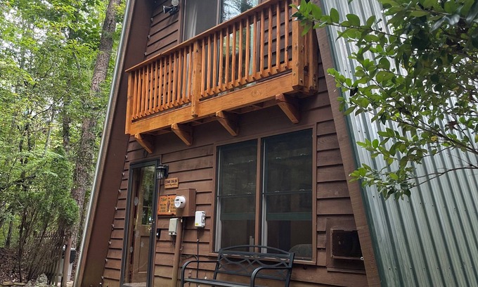 Cleveland Cabin | Creekside Crow's Nest - Cozy Getaway Near Wineries