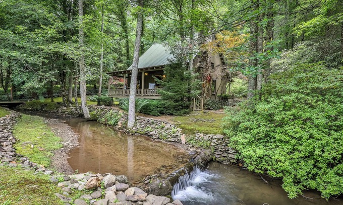 Ellijay Cabin | Creekside Fairytale on Barnes Creek - Magical, Romantic Cabin