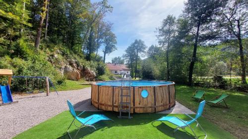 Dane House | Creekside House with pool