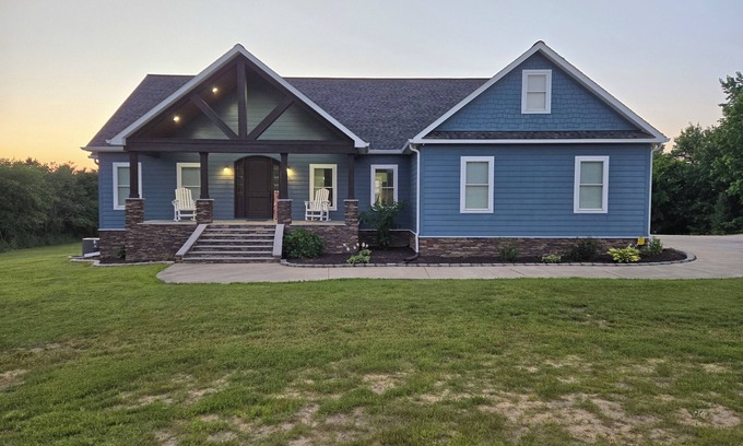 Henagar House | Creekside Manor is you ultimate vacation home to relax with the whole family.