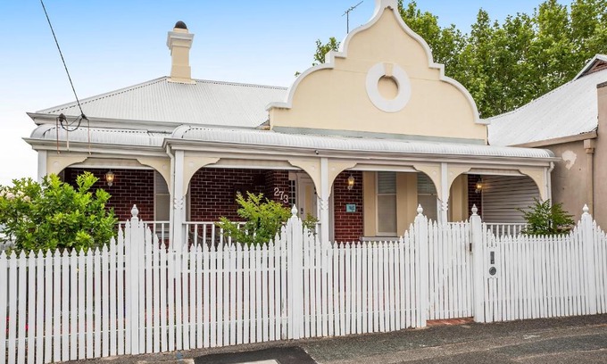 South Fremantle House | Crepe Myrtle Cottage