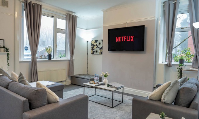 Bury House | Crew Quarters Inn - Perfect for Long Stays