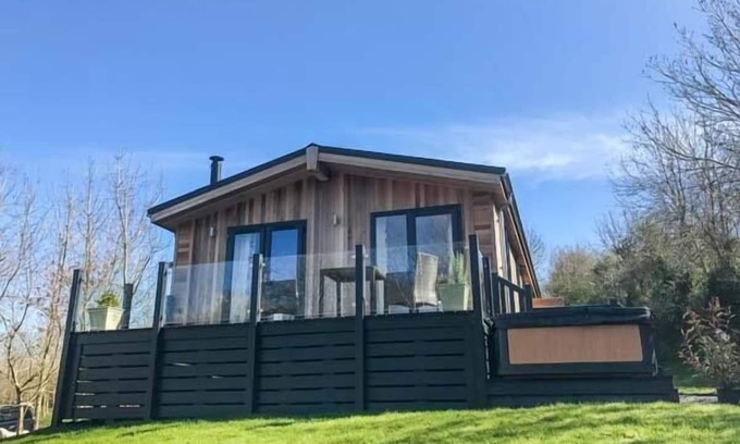Allithwaite Cottage | CROOK LODGE, with hot tub in Allithwaite