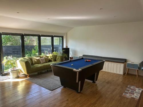 Tunstead House | Crossing Retreat - POOL table, PROJECTOR, BARN