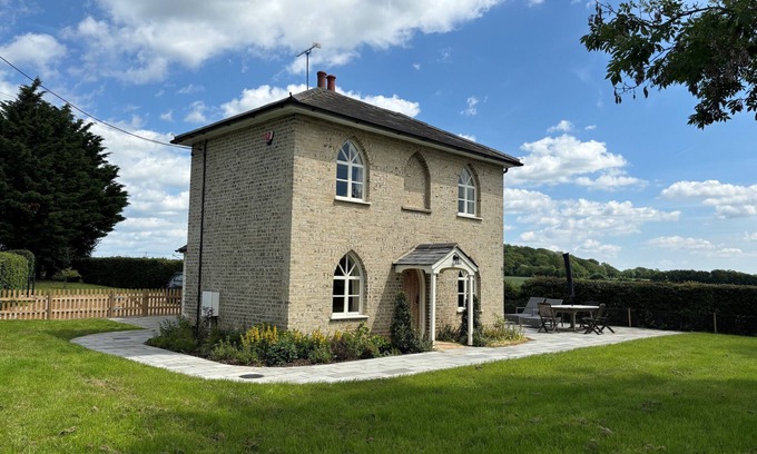 Colchester Cottage | CROWS HALL IS AN IDYLLIC RETREAT IN BEAUTIFUL COUNTRYSIDE AN HOUR FROM LONDON.