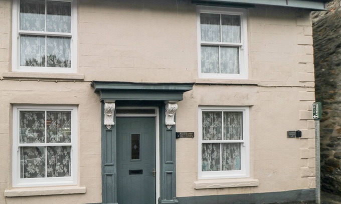 Kirkbymoorside Cottage | CRUMBLE'S COTTAGE, pet friendly, with open fire in Kirkbymoorside