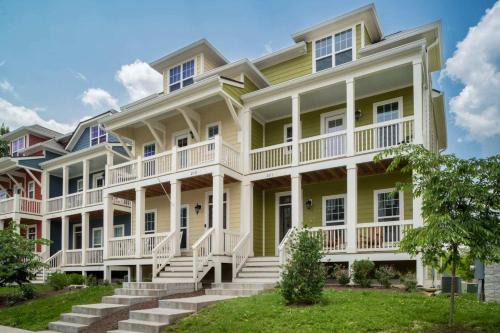 Lakewood House | Cumberland Emerald - Walk to Dining