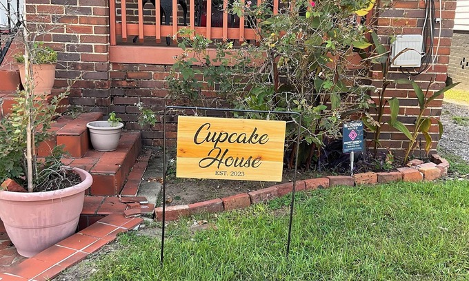 Montgomery House | Cupcake House: Cute and Cozy Getaway