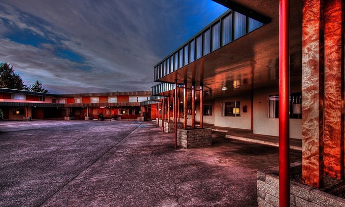 Crescent City Hotel | Curly Redwood Lodge