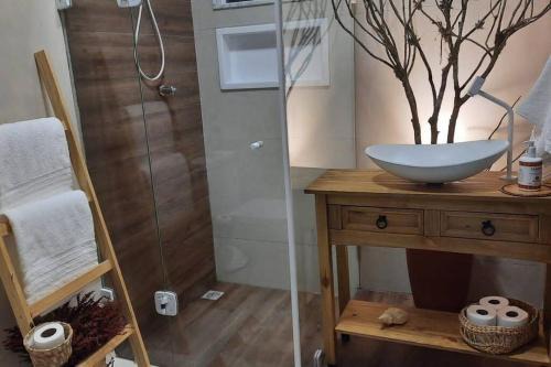 Miguel Pereira House | Curta a terra dos Dinos na casa verde