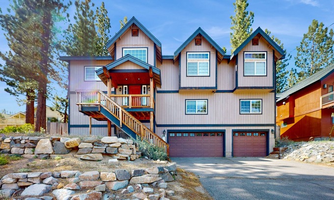 Mountain View Estates House | Custom-Built Woodland Home with 2 Living Rooms, Billiards & Foosball