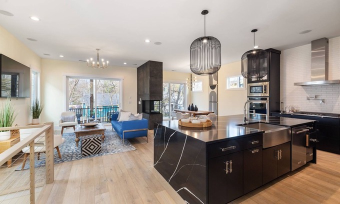 East Durham House | Custom Home Near Duke~Fast WiFi & Easy Check in